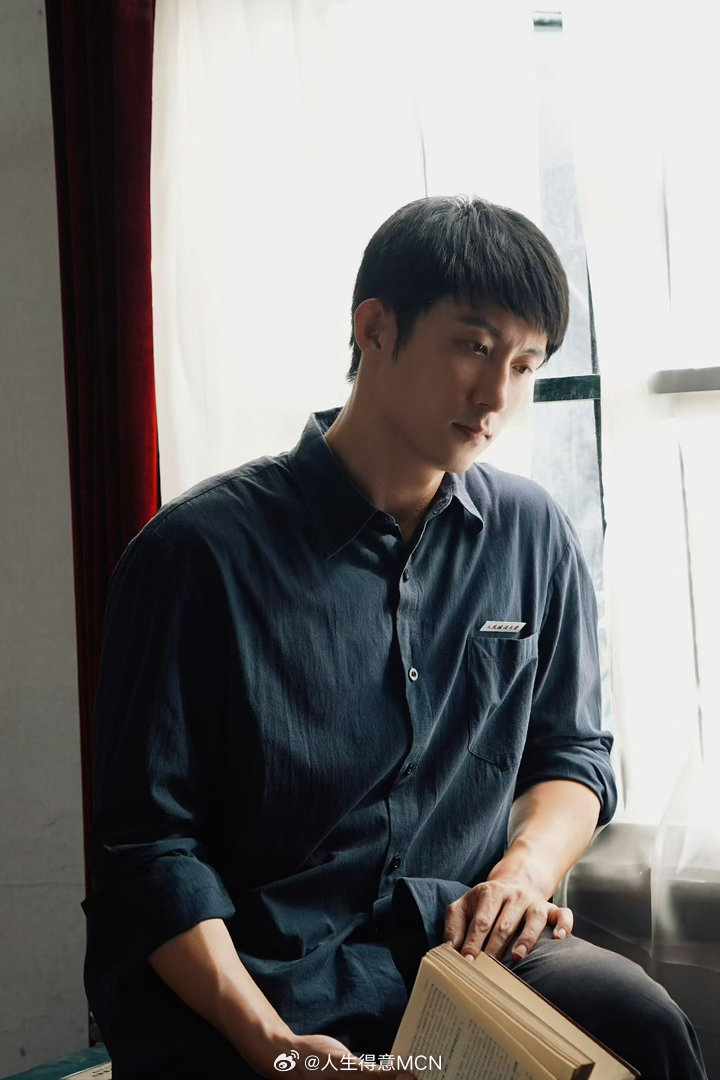 黄景瑜被惹到了就毛茸茸地走开谁说硬汉不能当乖宝宝？顺毛小陈温顺得像春日溪水🌊