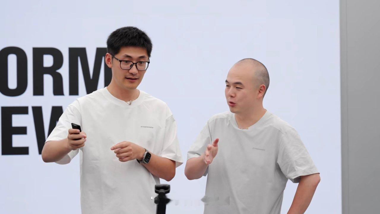 影视飓风的硅基摄影师这不就是启元那个新机器人吗，可以自由运镜，帮助摄影师拍摄视