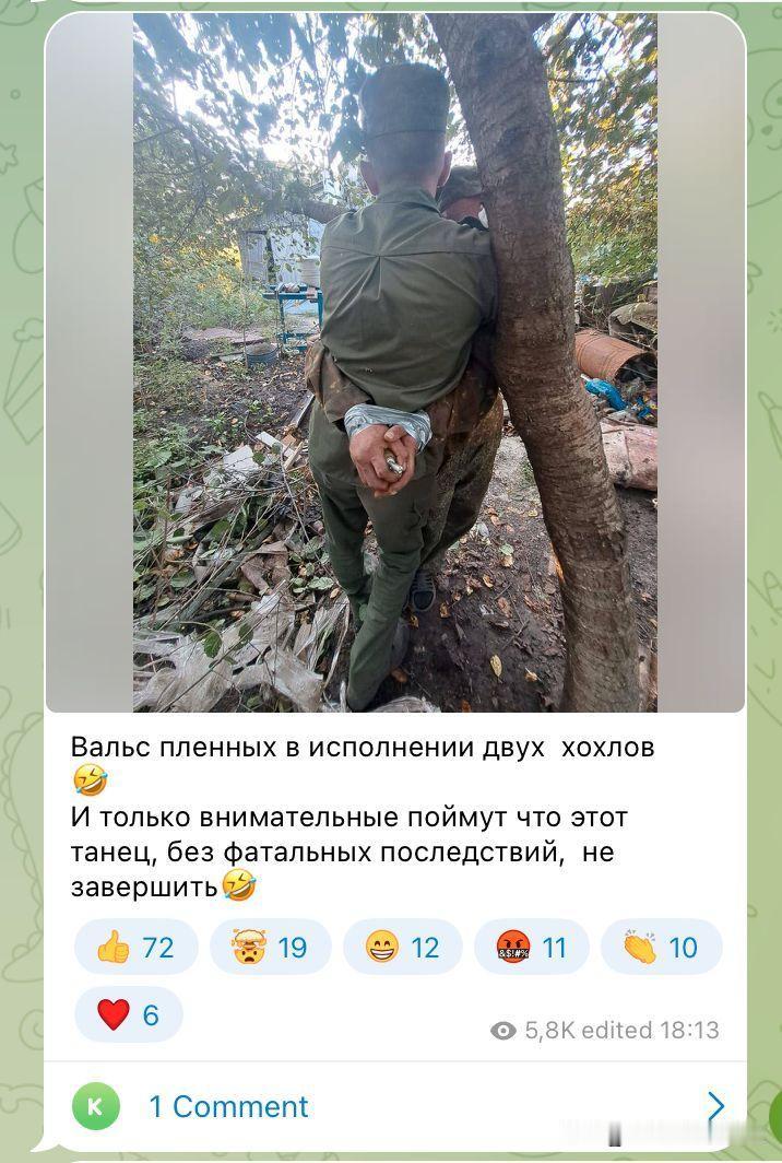 2名乌军士兵被俘虏后，俄军将他们捆绑在一起，让其中一人手里握着已拉开保险栓的手雷