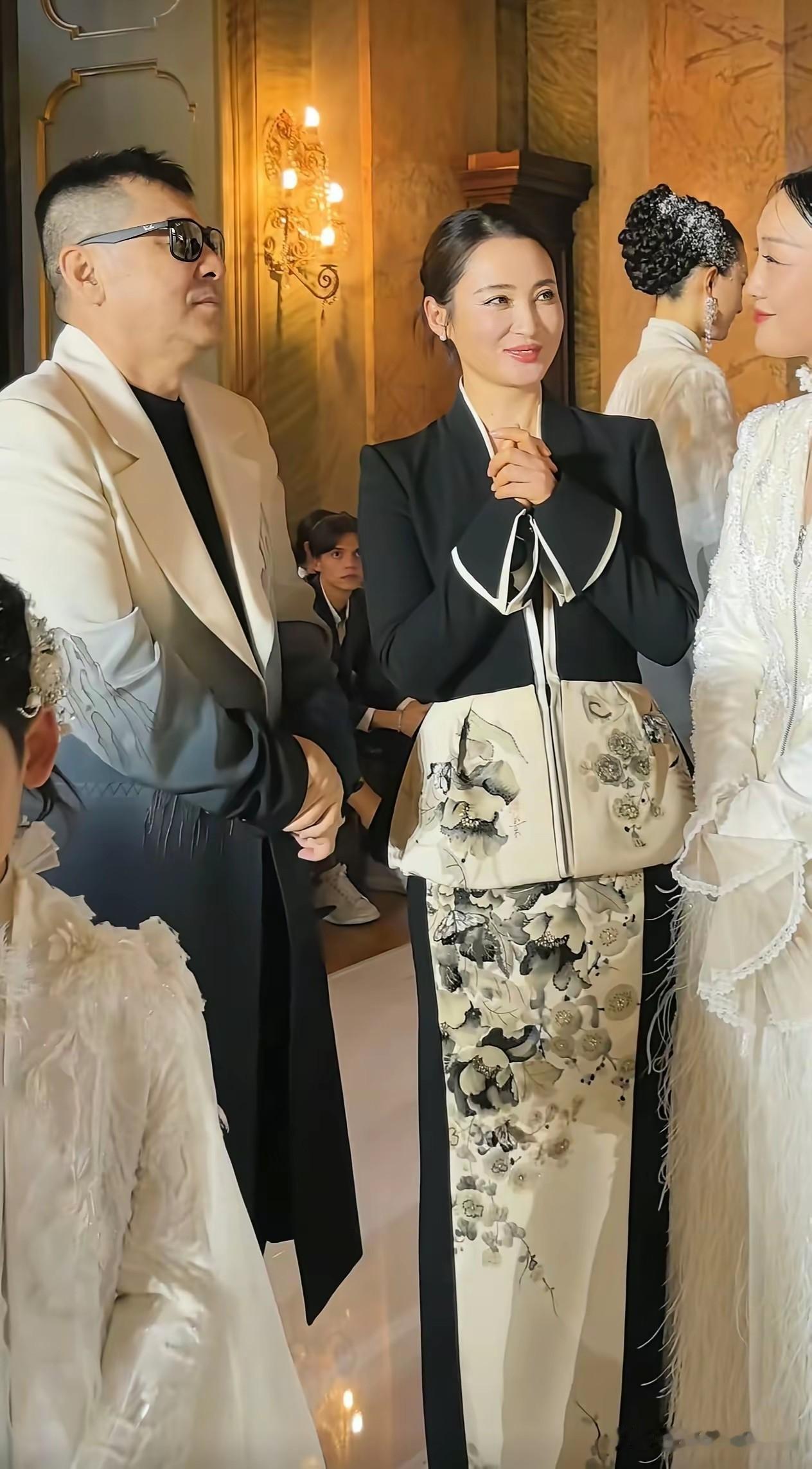 51岁的蒋勤勤还是那么漂亮，穿着新中式水墨画图案服饰，看起来温婉又大方，蒋勤勤虽