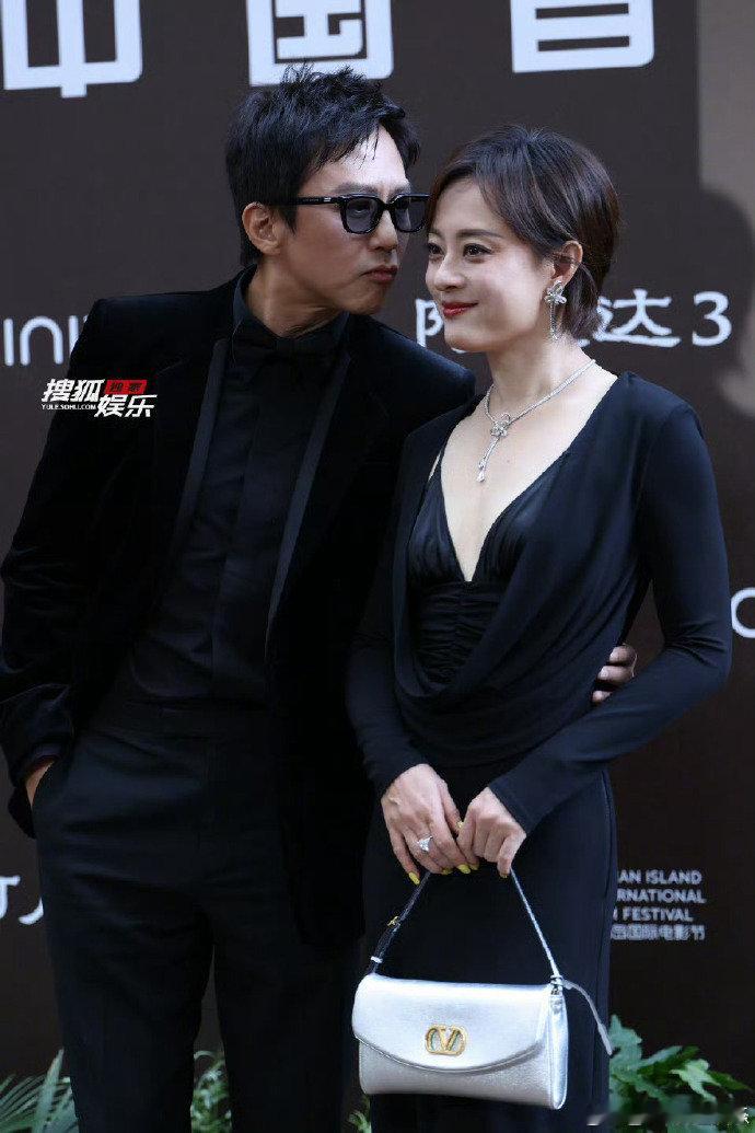 邓超孙俪一起走红毯《阿凡达3》首映礼甜度超标！两人同框气场适配度拉满，超哥偷