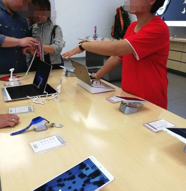 江西南昌，男子花12298元买了一部华为手机，使用一年后，手机出现卡顿、死机、暗