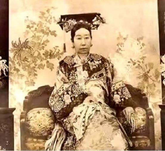 慈禧太后有个亲弟弟，名叫桂祥，桂祥经常把慈禧的赏赐拿去当铺，换成现金去抽大烟！慈