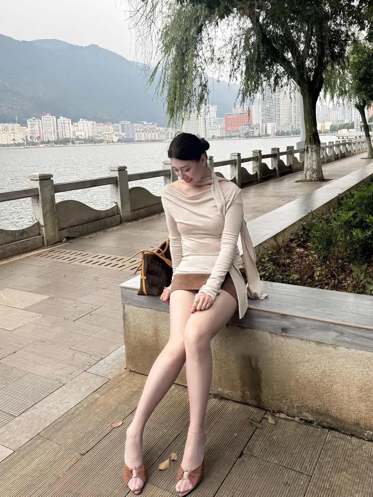 穿搭好有魅力，气质高雅，美腿格外吸睛，长腿配松弛的氛围感，让人过目难忘！