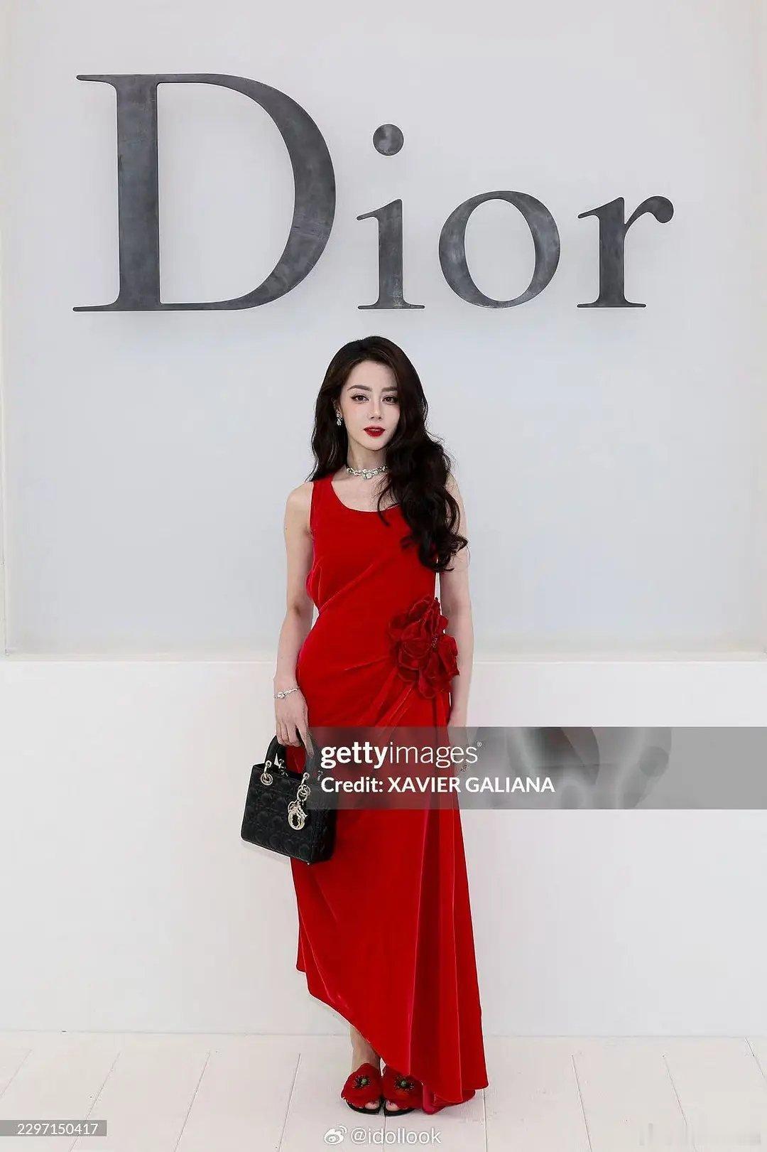 迪丽热巴g社生图杀疯了美到我失语了果然迪丽热巴只要穿上红色一定有大事发生​​