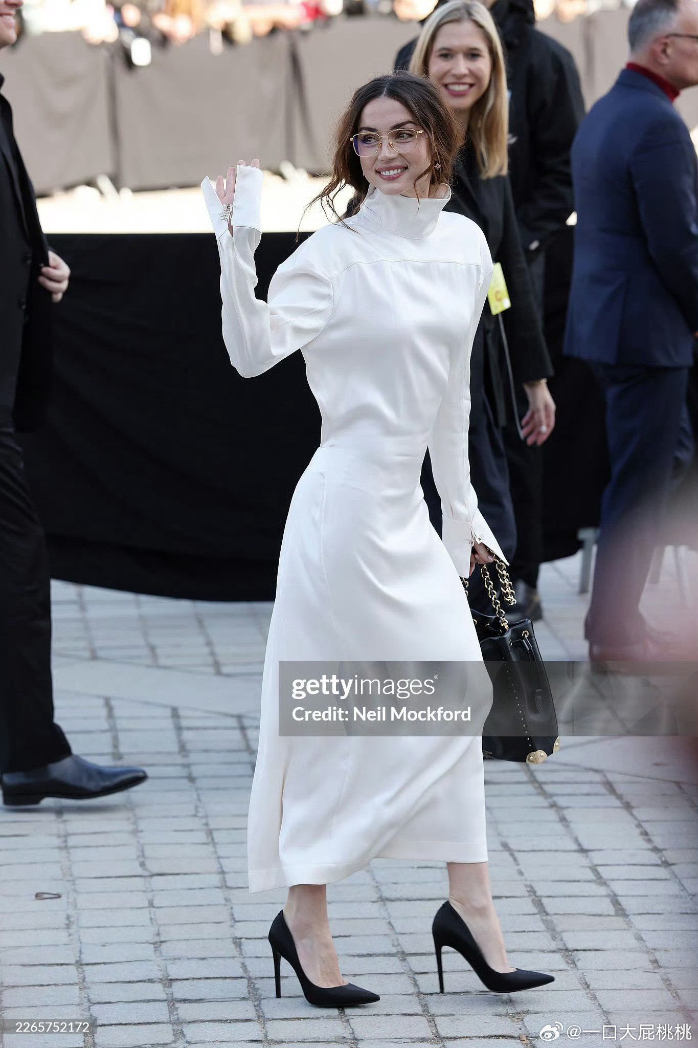 这个鞋跟的弧度好美啊，就是累挺