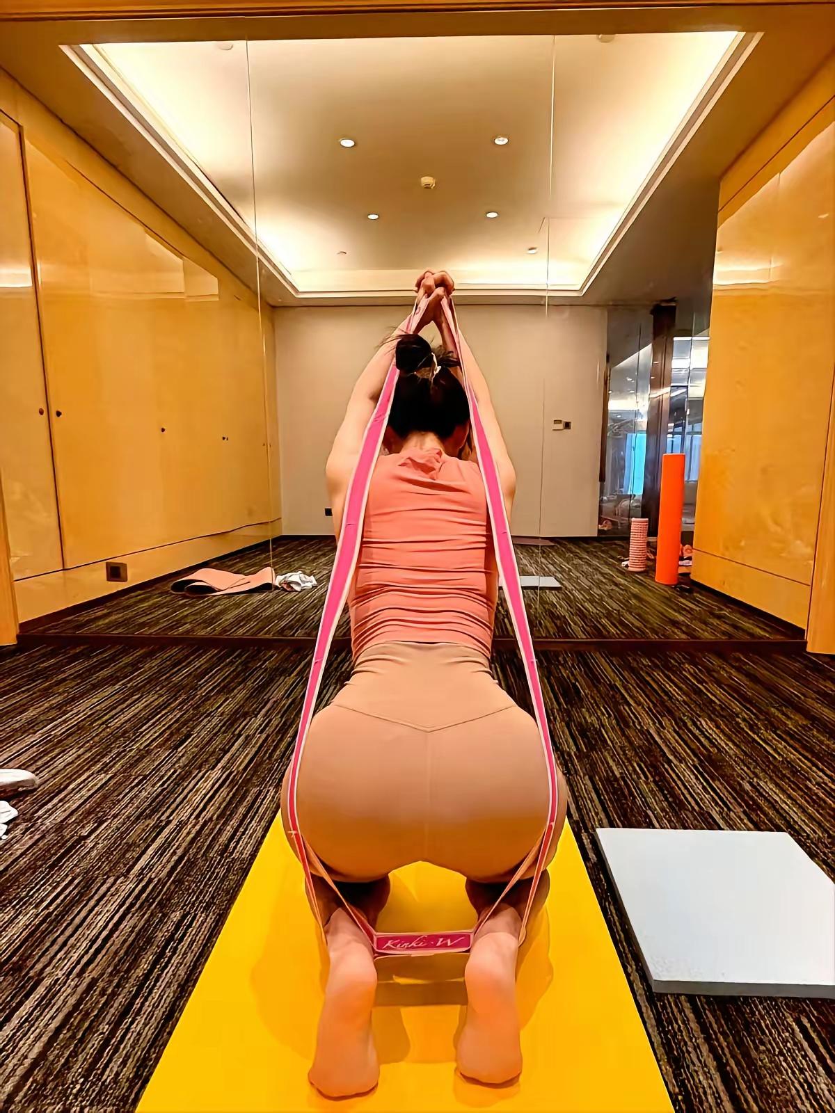 这是黄奕的屁股。身材确实好，屁股圆润，腰肢纤细，完美的好身材。可是她又不