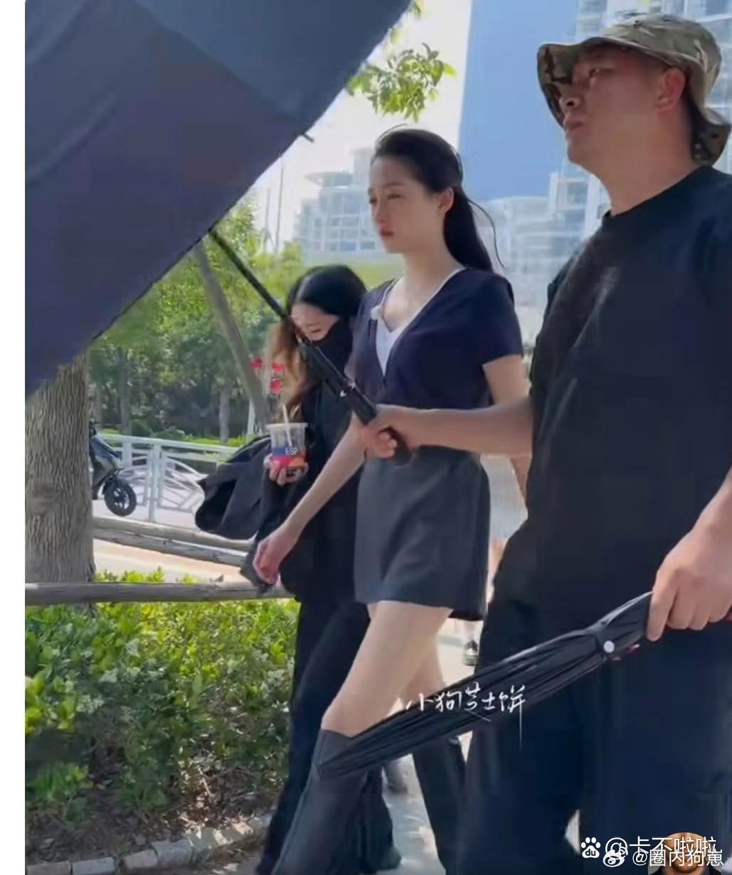 关晓彤身着长靴还能露出膝盖，优越的腿身比例实在让人惊叹。