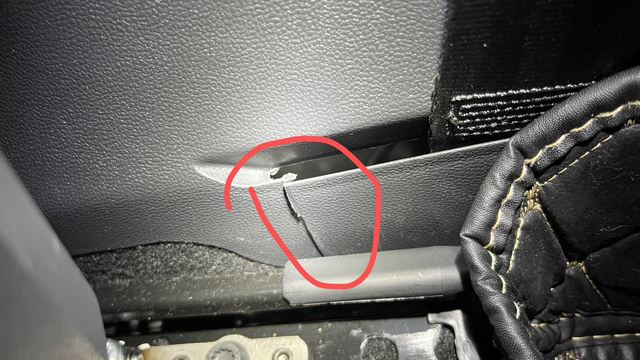 迈腾这做工真是一言难尽啊昨天在座位下面捡东西，发现这个塑料盖板居然断开的，一开