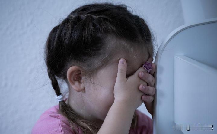 23年寻女路，女儿竟被邻居悄悄抱走？真相让人唏嘘谁能想到，一个警察亲手把门钥