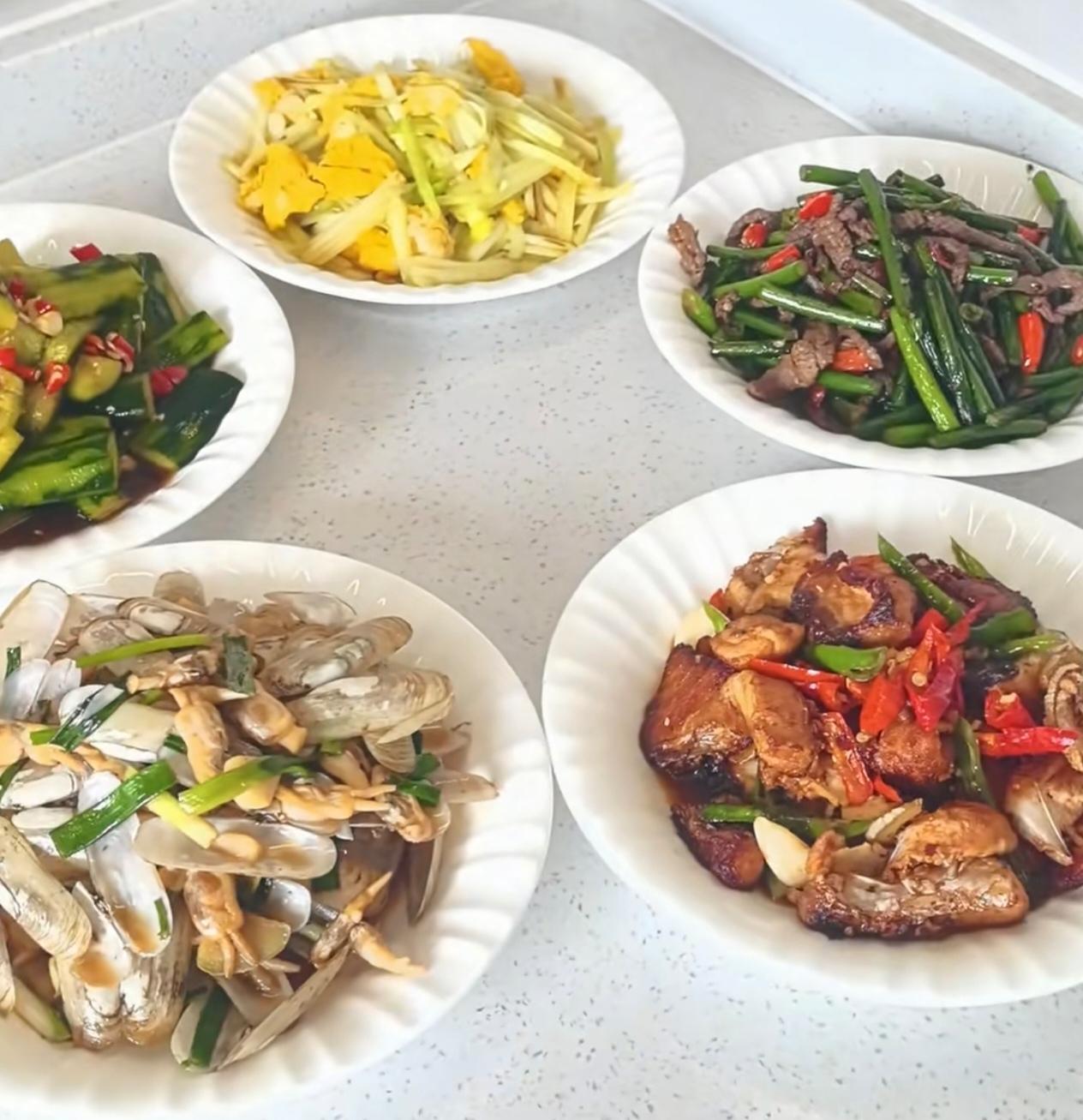 我有一位朋友，没读过多少书，却烧得一手好菜，做出来的饭菜色香味俱全。之前在家