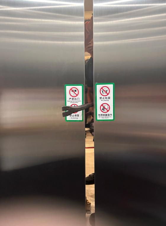 上海一情侣提前一小时出门赶飞机，结果因为电梯故障被困半小时因此迟到，只能重新买票