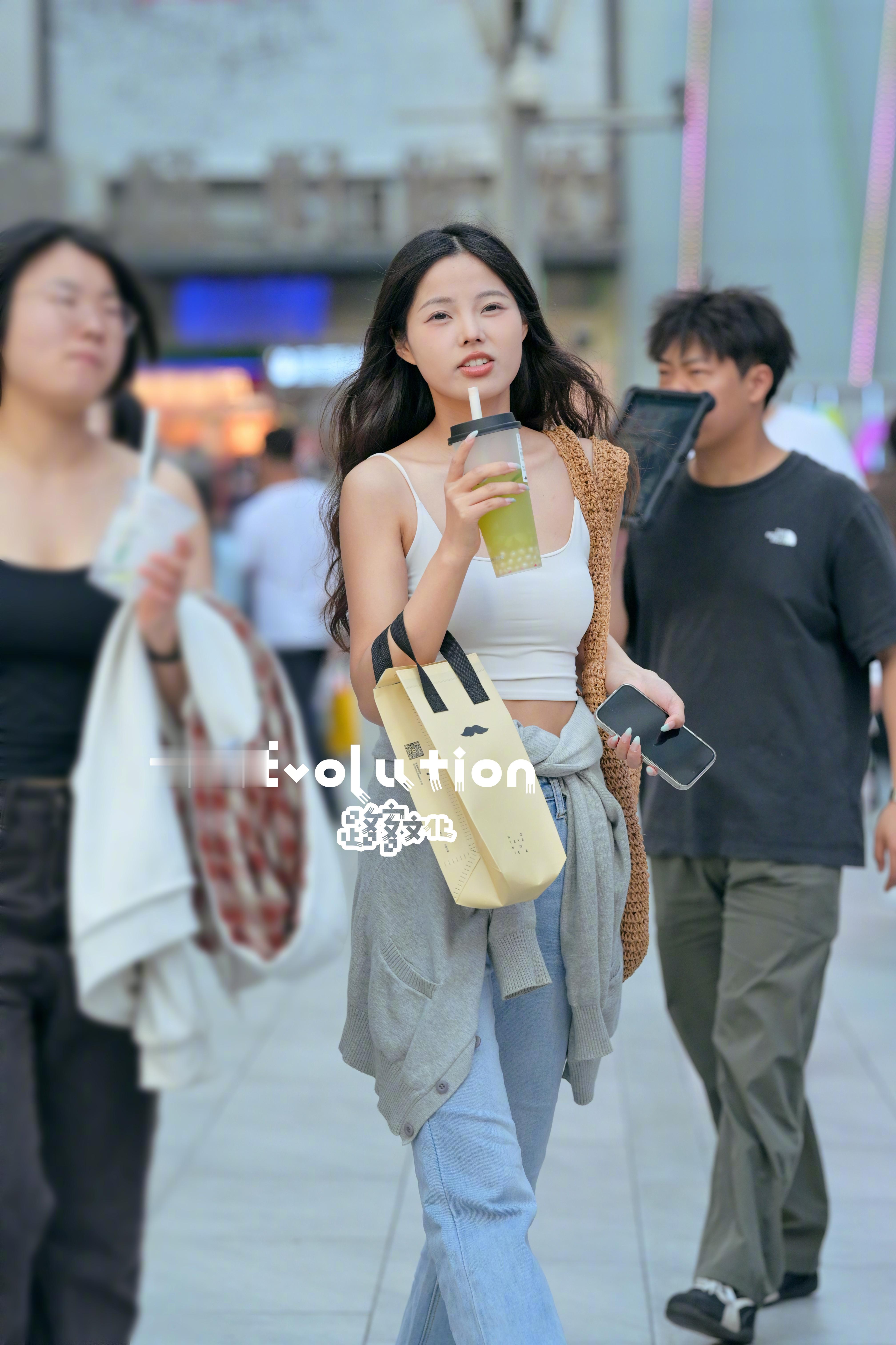 小姐姐心情不错的样子