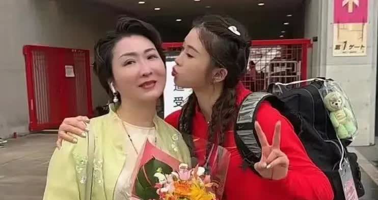 要说吴艳妮啊，这不就是翻版王诗龄嘛！家里有钱就是不一样，从小富养出来的孩子，往那