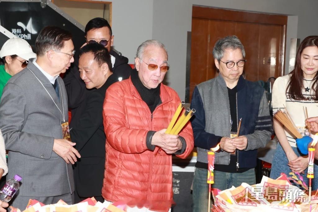 星岛：84岁卢海鹏开骚前夕获巨星派利是打气禁止嘉宾台上一事否则叫人收咪《卢海鹏