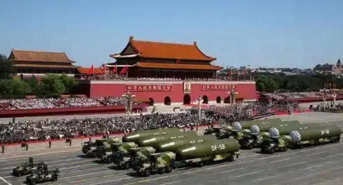 东风压境！中国若亮剑立威，为何专家说'不打印度朝鲜，要打就打趴美国'？