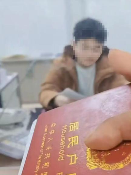 江西九江，一男子去世留下15万存款，他停在殡仪馆急等钱下葬，儿子拿着父亲的火化证