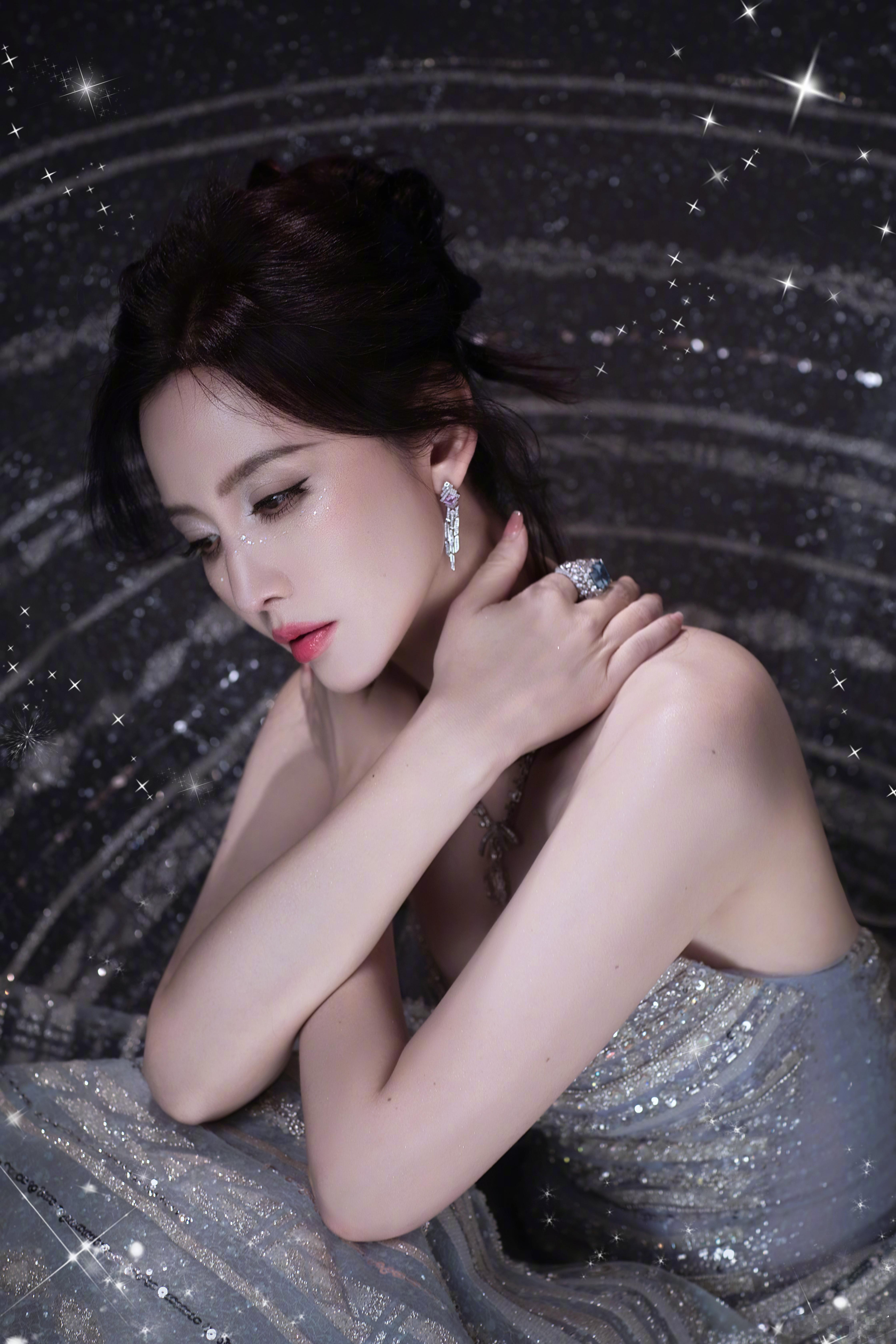 张萌星河裙摆绕着丰盈曲线，抹胸钻裙衬出的柔润弧度，是银河里最撩人的绝色。张萌