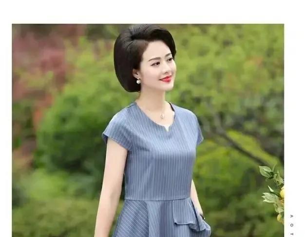 天津老两口过日子非常细致，他们的冰箱里面拍得整整齐齐，每种蔬菜和水果都用保鲜盒盛