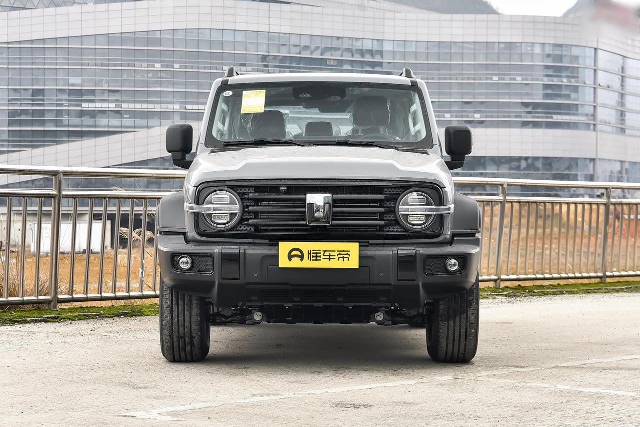 今天在路上看到了新款坦克300，我觉得坦克300就是硬派越野里最对味的，方盒子造