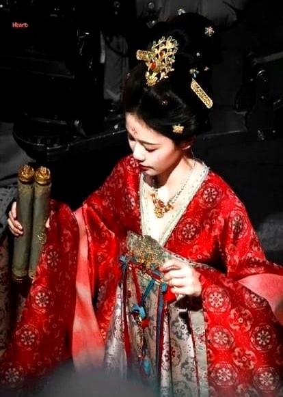 拍完《唐宫奇案》最后一场打戏，白鹿扶着柱子大口喘气。她跟导演说，这可能是自己