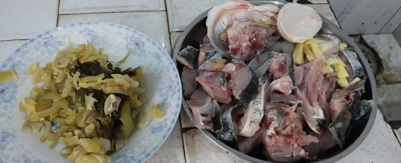 今天在超市捡了个漏，走了狗屎运，只花12块钱就买了条大头鱼，这锅酸菜鱼那可是孩子
