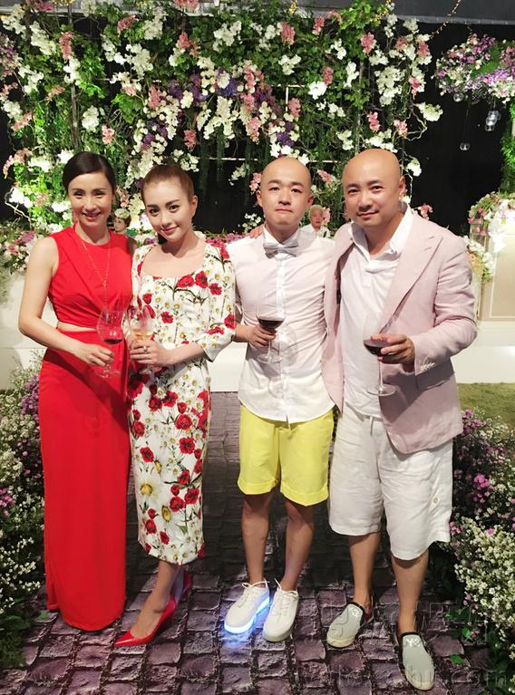 一张合影，两个光头，包贝尔身旁那女子头发也太少了，乍看之下也像光头。