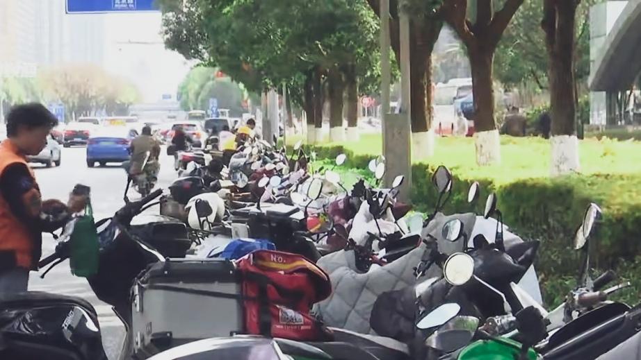 🔥昆明街头乱象！非机动车道被电动车扎堆停放，原本畅通的骑行道被堵成“死胡同”，