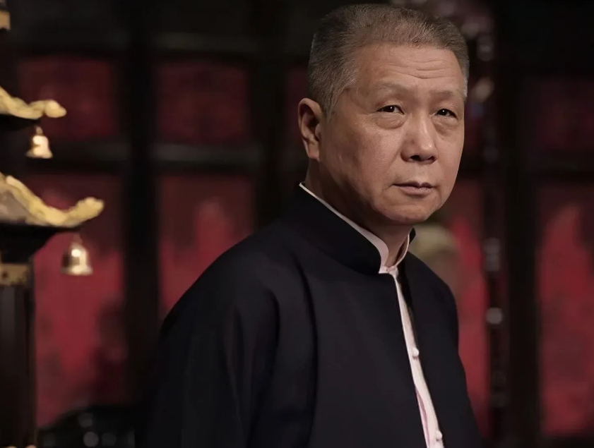 一次，“猪八戒”马德华坐出租车，到站后，拿出100元的钞票递给司机，司机拿到钱后