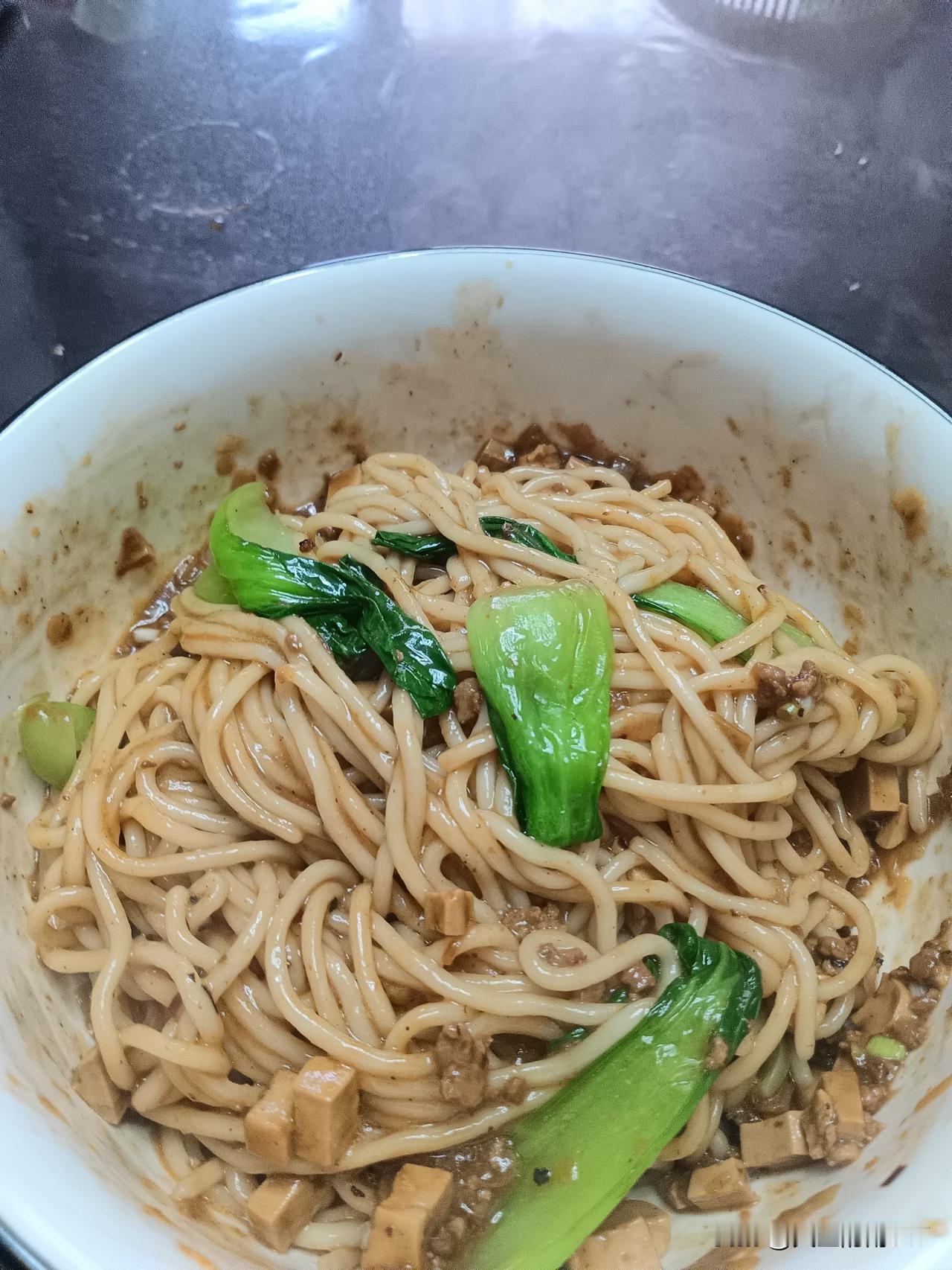 中午饭依然是咥一碗面[吐舌头眯眼睛笑]再配上几瓣蒜，老陕的标配。