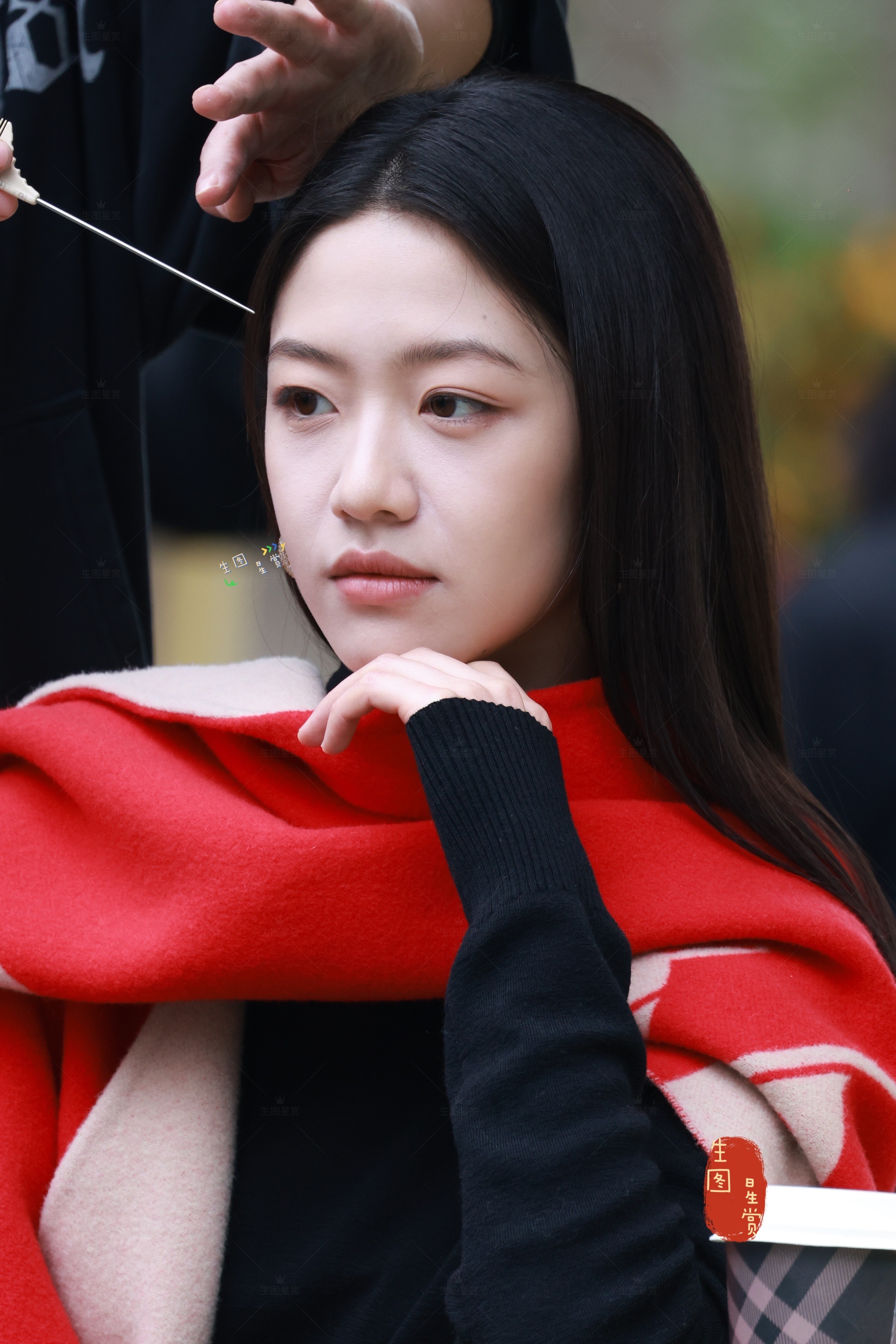 向涵之深圳Burberry站台出图大红围巾造型美出氛围感🧣💋向涵之小龙女