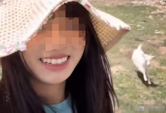来赤峰旅行的西安李女士，终于花400块钱买下了这只小山羊，只要李女士一动它就跟着