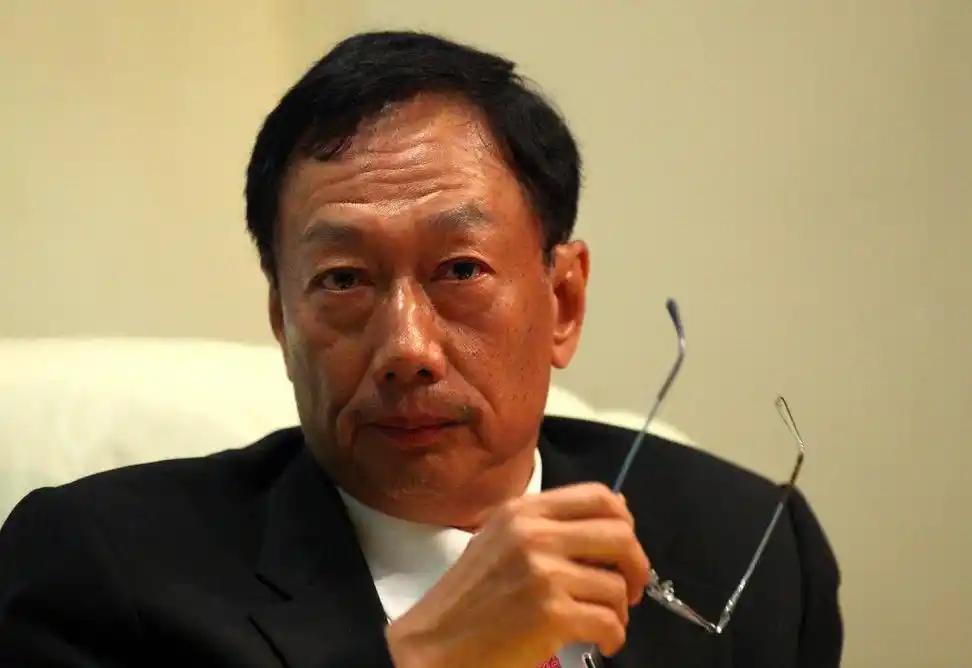 --富士康崩得太突然！郭台铭绝对没料到，以前大陆工厂灯火通明的代工巨头，如今像破