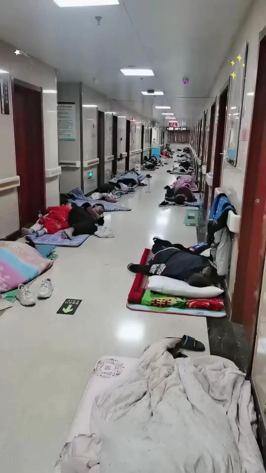 这才是医院该有的样子！有些医院不让家属睡走廊，自带折叠床还会被收，想休息只能租他
