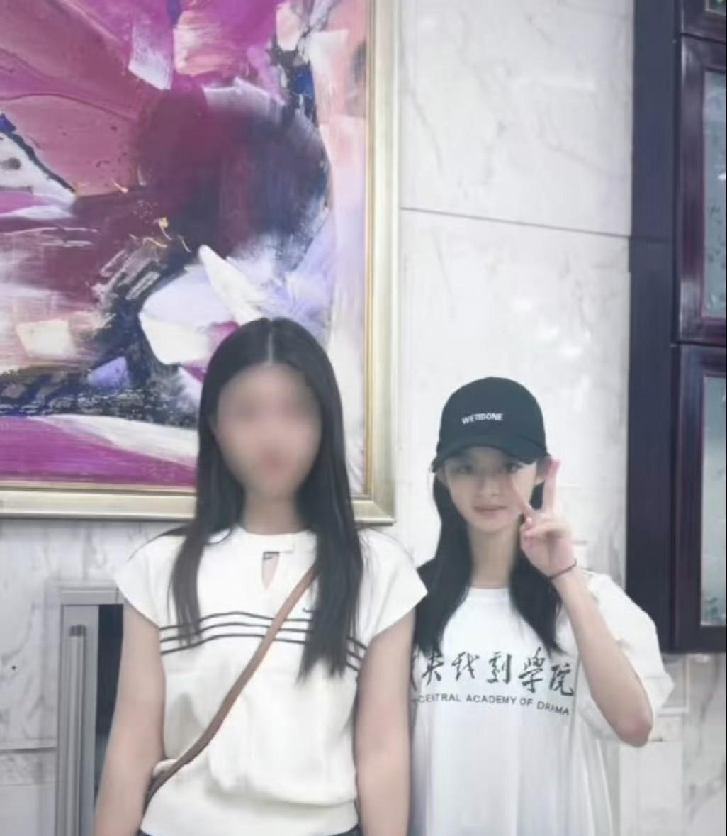 自从耳环事件后，黄杨钿甜就像突然开了挂，热搜体质直接拉满，一举一动都成为焦点。[