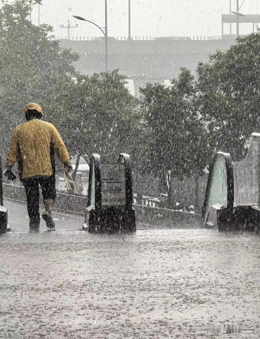 挣钱不容易啊！看，这是昨天下午合肥的大雨天气，可这个外卖小哥还在冒雨送单，你看他