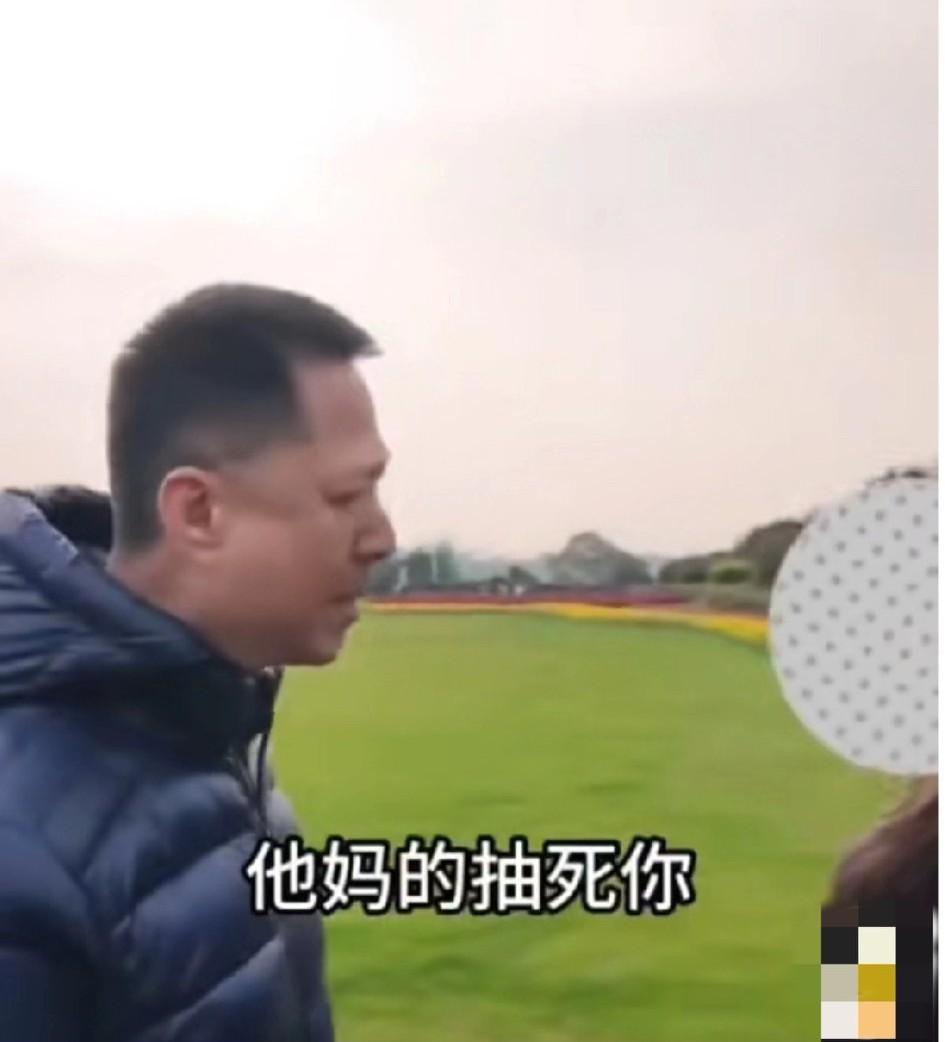 湖南长沙橘子洲。网友发视频称:大家都在有秩序的排队拍照，轮到两位女大学生时，男子