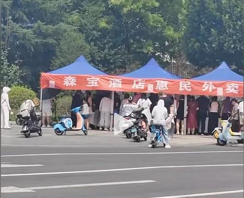 禁酒令影响显现，酒店生意惨淡，大酒店不得已到路口摊位。一位大姐常年在武安某十字