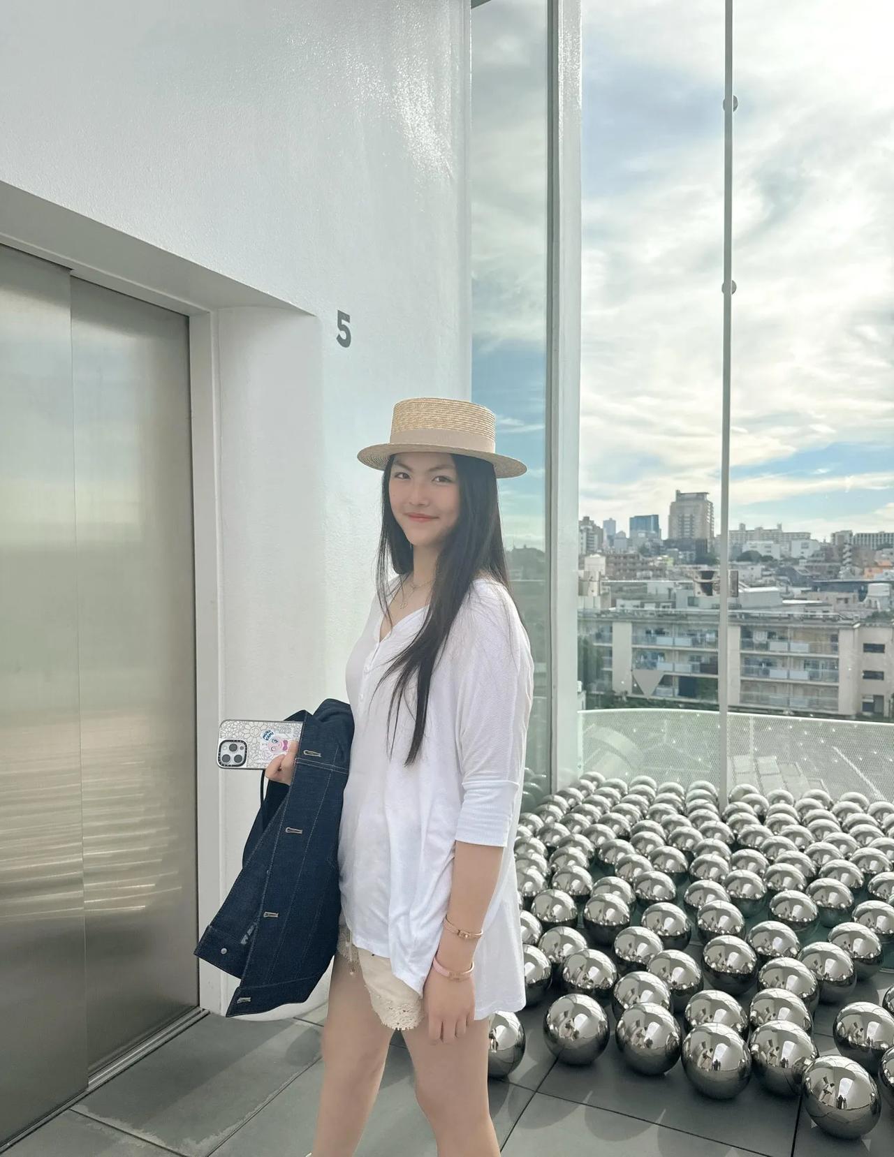 李湘带女儿王诗龄在日本看艺术展！不知道平时王诗龄的穿搭是不是她妈妈帮她把关