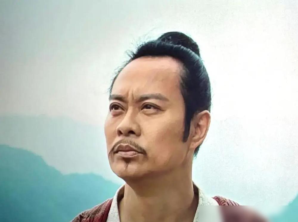 古天乐砸3亿，片场却有人敢剃光头。全剧组都在戴假发，只有他一个平头。这个敢真