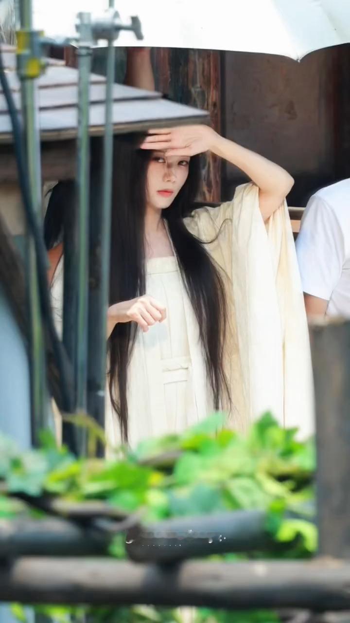 李一桐《金枝》今日黑长直路透看到仙女下凡人间了没有装饰，素素的就美成这样李一桐李