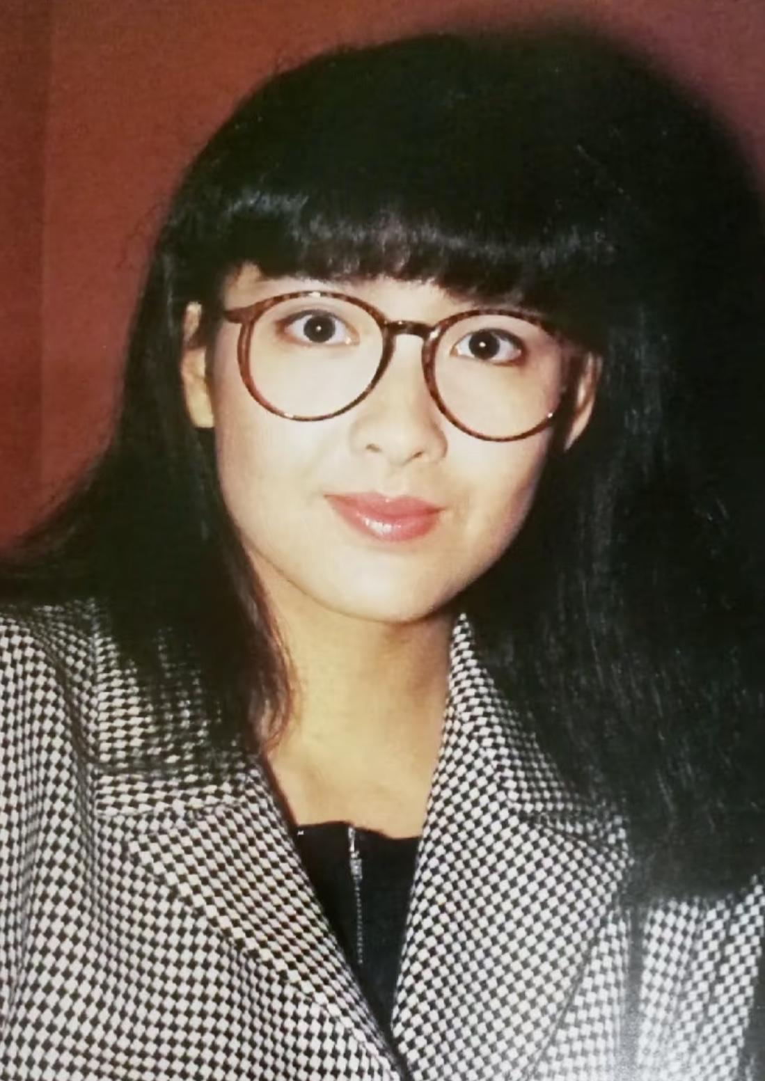 1988年的周慧敏原来是这个样子，完全被眼镜和刘海封印的颜值，虽然还是能看出美女