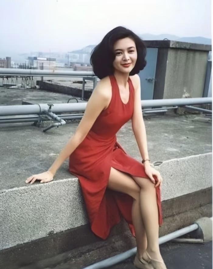 谁能想到，当年被港媒追着拍绯闻、浑身珠宝的“香港第一美人”，如今竟穿着几百
