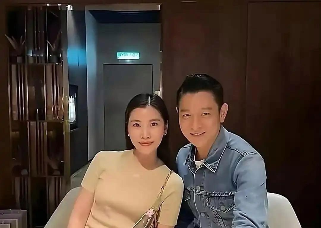 64岁的刘德华终于开始大大方方的公开自己和老婆朱丽倩的照片。