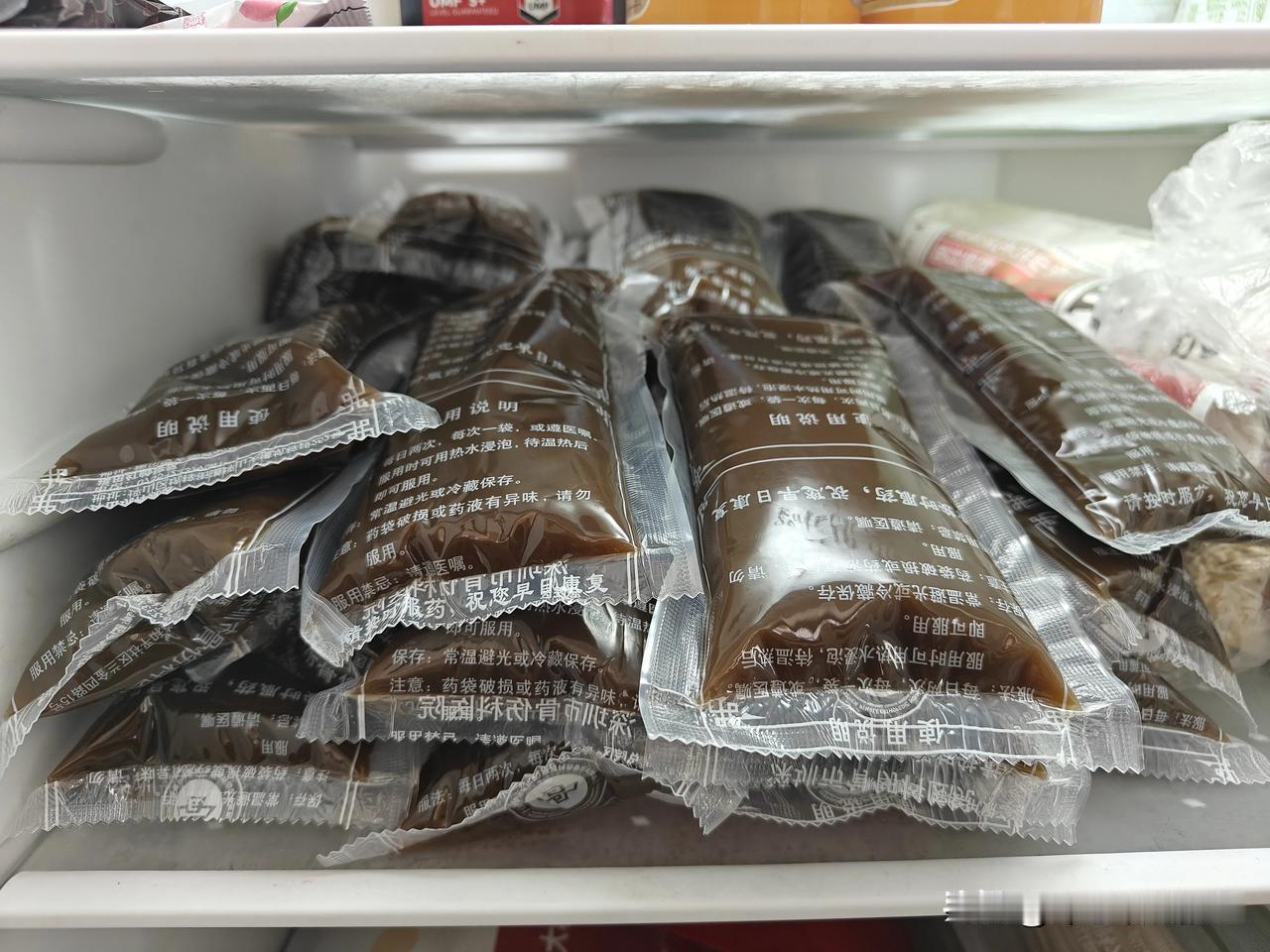 老公的中药塞了冰箱一格。老公前天去医院复查，开了两个星期的中药，今天到了，老公