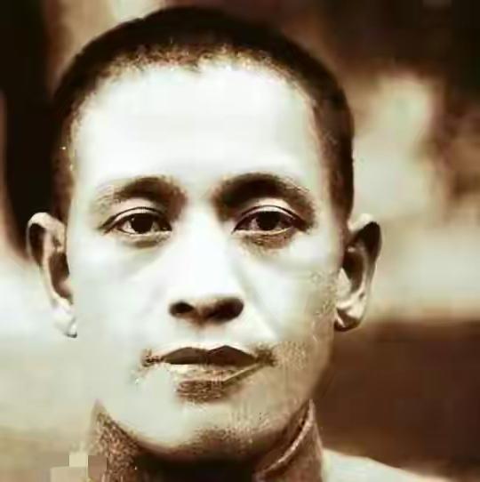 1946年，他当上重庆警备司令后流连舞厅，身边尽是高级妓女1946年的重庆