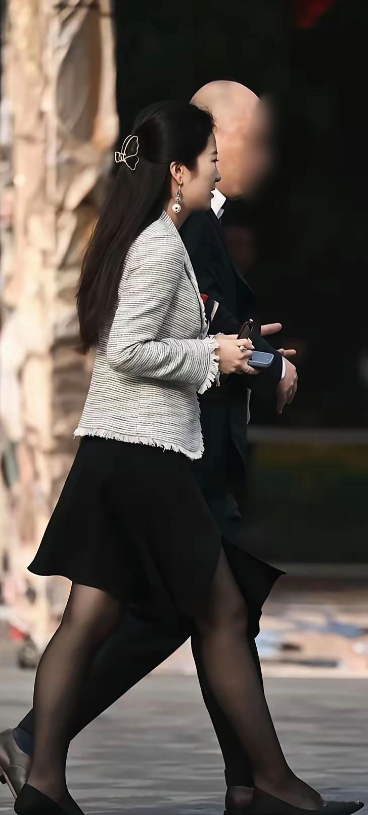 优雅漫步，时尚穿搭，尽显女性魅力！