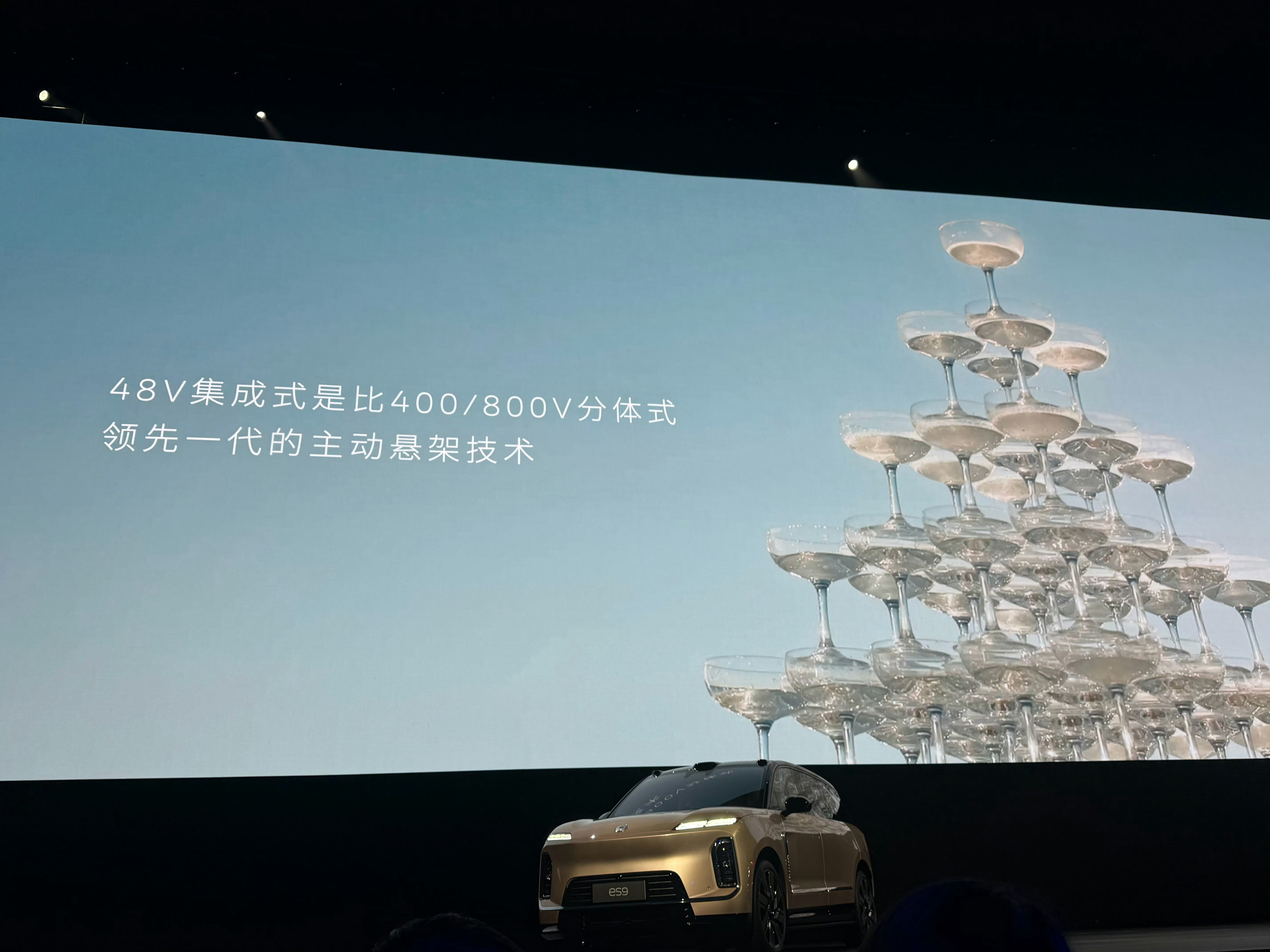 蔚来近一年攻击力是真强…线下门店广告牌：增程的尽头是纯电，纯电的尽头是换电。发布