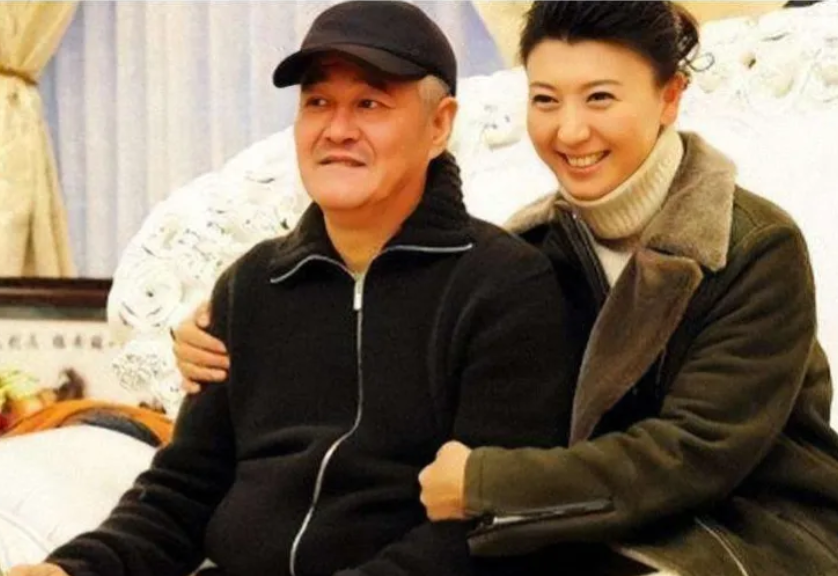 2001年，闫学晶正在春晚后台候场，导演突然走过来对她说：“由于前面黄宏的节目超