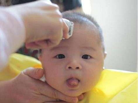 满月剃胎毛纯属无稽之谈 不止不能帮助孩子生发还可能带来诸多危害
